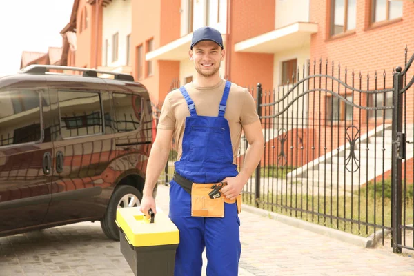 Lächelnder Elektriker mit Werkzeugkiste — Stockfoto