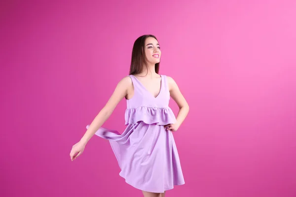 淡紫色衣服的年轻女人 — 图库照片
