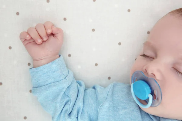 Pequeno bebê dormindo — Fotografia de Stock