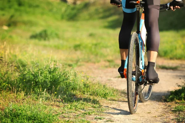 Sportowy kolarz jazdy na rowerze — Zdjęcie stockowe