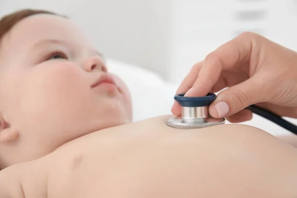 Γιατρός εξετάζει μωράκι — Φωτογραφία Αρχείου