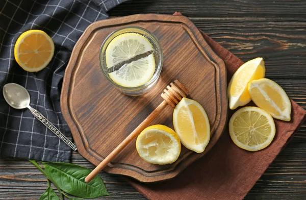 Zusammensetzung mit kaltem Zitronenwasser — Stockfoto