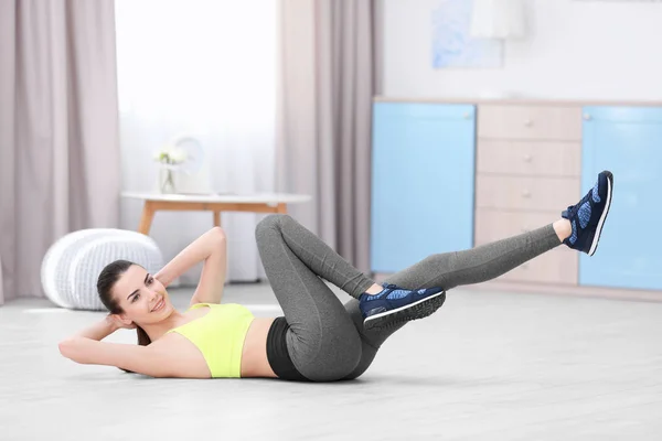 Woman doing bicycle crunch — Stock Photo, Image