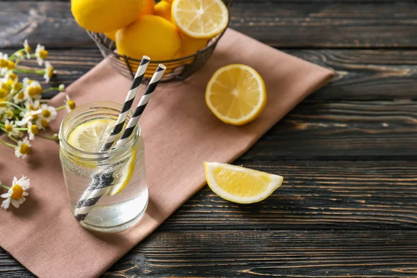 Состав с холодной лимонной водой — стоковое фото