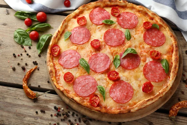 Finom pizza, szalámi — Stock Fotó