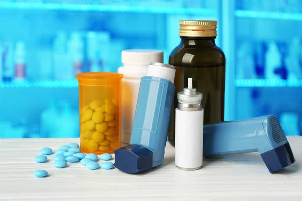 卫生保健和哮喘的概念。药品和吸入器在药房柜台上 — 图库照片