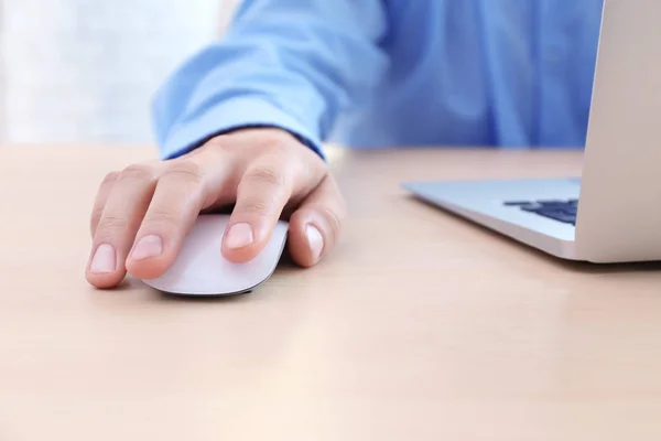 Чоловіча рука з комп'ютерною мишею — стокове фото