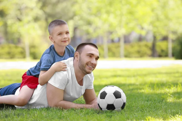 Padre e figlio con pallone da calcio — Foto Stock