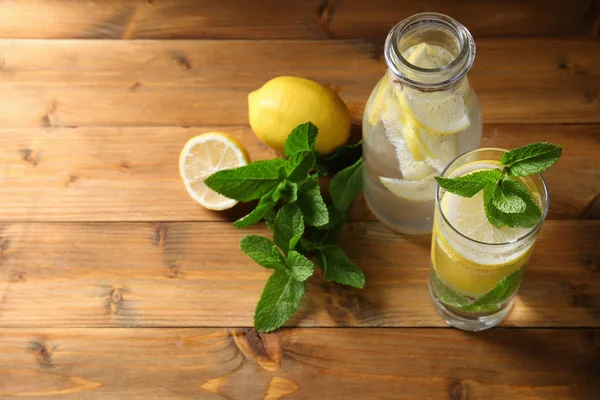 Složení s vodou studenou citron — Stock fotografie