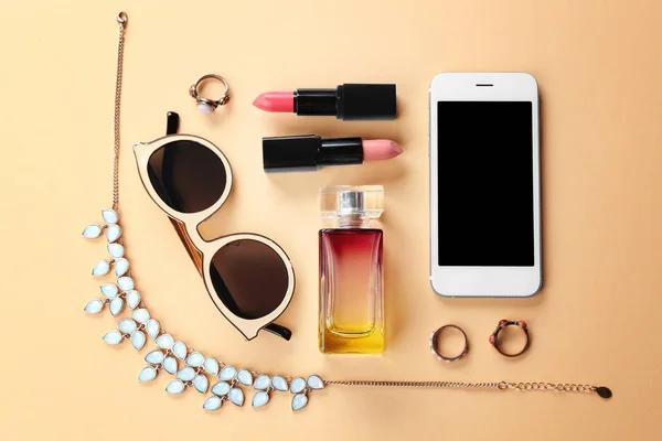 Acessórios com cosméticos e telefone — Fotografia de Stock