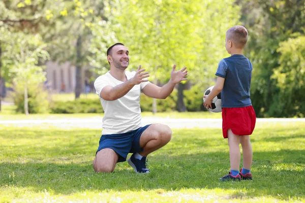 Pai e filho brincando — Fotografia de Stock