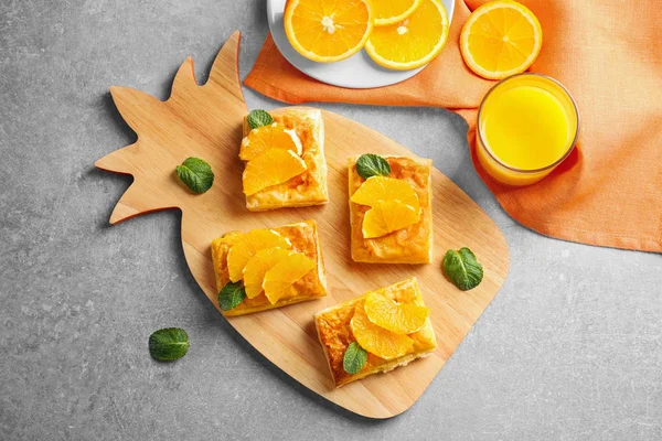 Deliziosi dolci e fette di arancia — Foto Stock