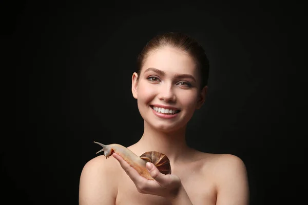 Jovem mulher com caracol gigante Achatina — Fotografia de Stock