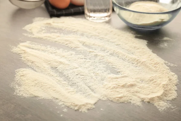 Farinha polvilhada e utensílios de cozinha — Fotografia de Stock