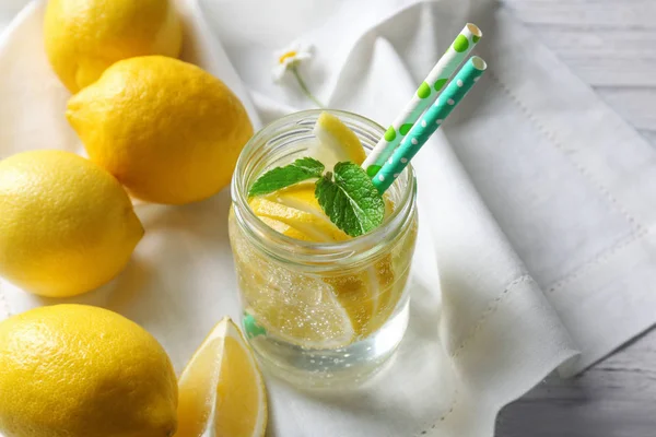 Композиція з холодною лимонною водою — стокове фото