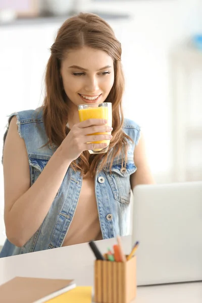 Donna che beve frullato sano — Foto Stock