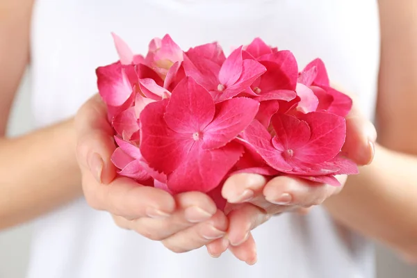 Mulher com flores de hortensia — Fotografia de Stock