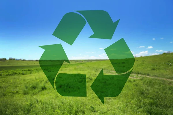Symbole de recyclage et herbe verte — Photo