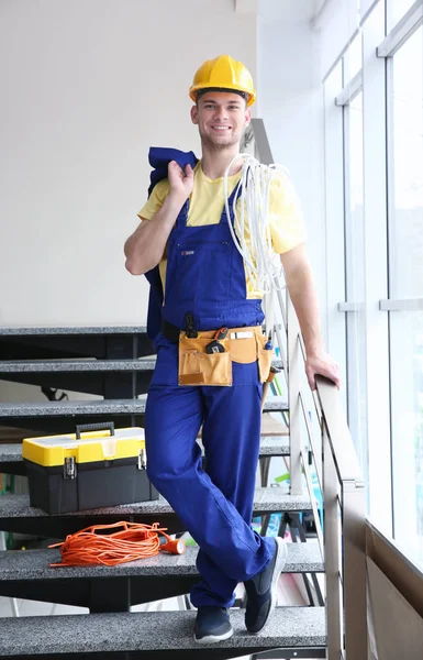 Joven electricista con manojo de cables —  Fotos de Stock