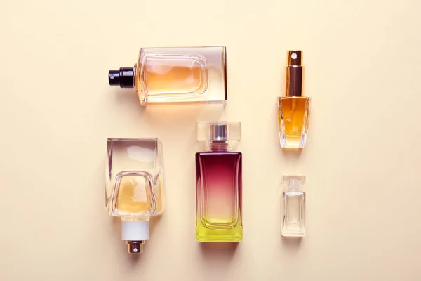 Différents flacons de parfum — Photo