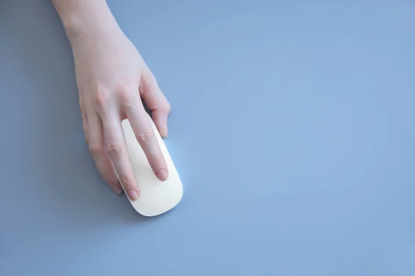 Ženská ruka držící počítačovou myš — Stock fotografie