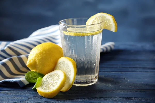 Composizione con acqua fredda al limone — Foto Stock