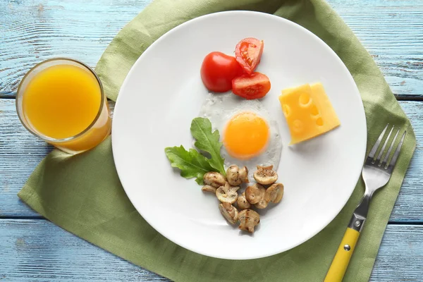 Petit déjeuner savoureux avec oeuf — Photo