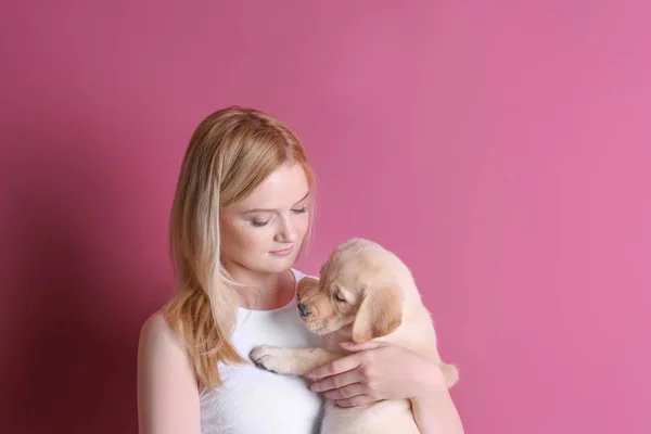 Frau mit Labrador Retriever Welpe — Stockfoto