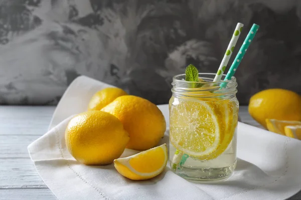 Composizione con acqua fredda al limone — Foto Stock