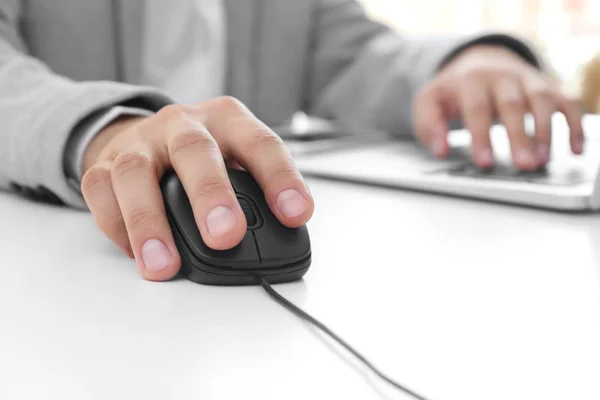Mužská ruka s počítačovou myší — Stock fotografie