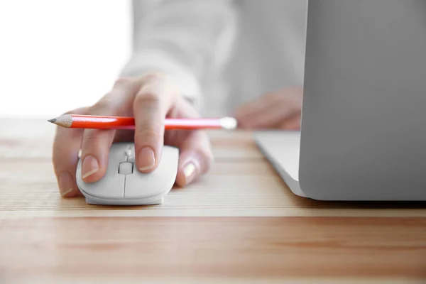 Weibliche Hand hält Computermaus — Stockfoto