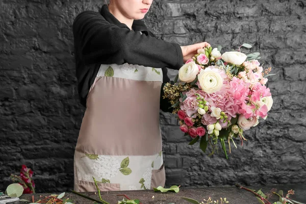 Vrouwelijke bloemist maken prachtige boeket — Stockfoto