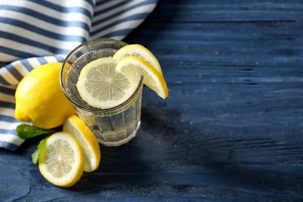 Composizione con acqua fredda al limone — Foto Stock