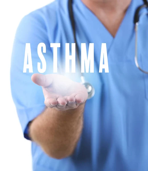 Konsep layanan kesehatan. Dokter memegang kata ASTHMA, close seup — Stok Foto