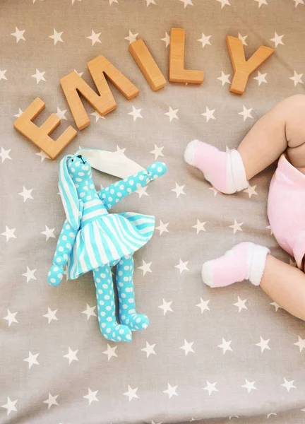 Jambes de bébé mignon et mot EMILY — Photo