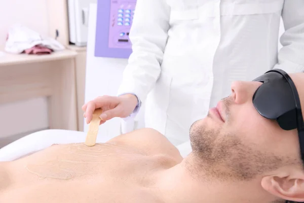 Man getting laser epilation — Stock fotografie