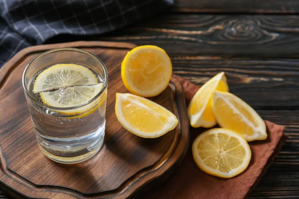 Composizione con acqua fredda al limone — Foto Stock