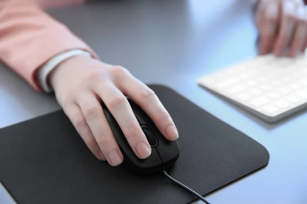 Mano femenina sosteniendo ratón ordenador — Foto de Stock