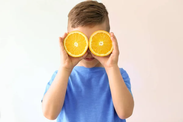 Petit garçon avec des moitiés d'orange — Photo