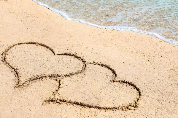 Kum üzerine çizilen Kalpler — Stok fotoğraf