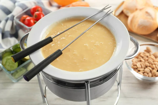 Pot met kaasfondue — Stockfoto