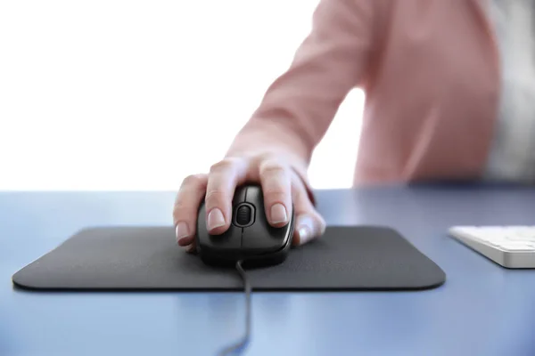 Female hand holding computer mouse — Stock Photo, Image
