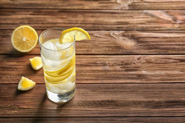 Sklenice vody studené citron — Stock fotografie