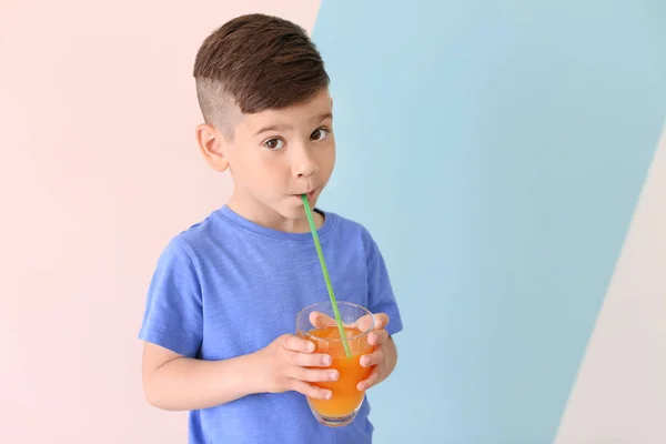 Lindo niño bebiendo jugo — Foto de Stock