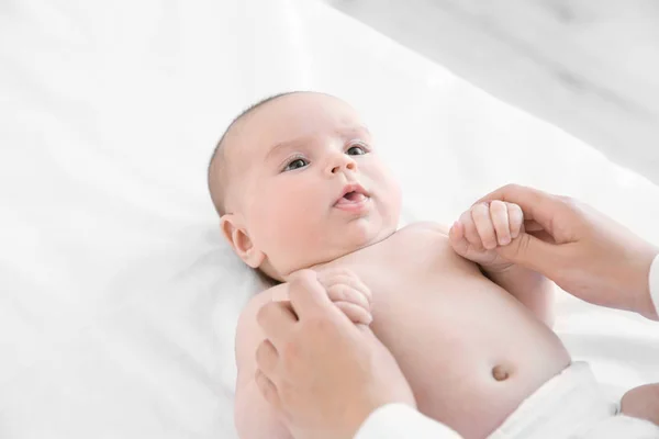 Médico examinando bebê pequeno — Fotografia de Stock