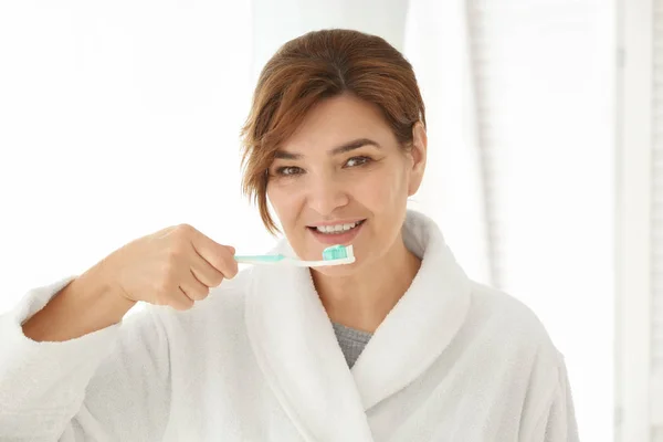 Mujer mayor limpiando dientes — Foto de Stock