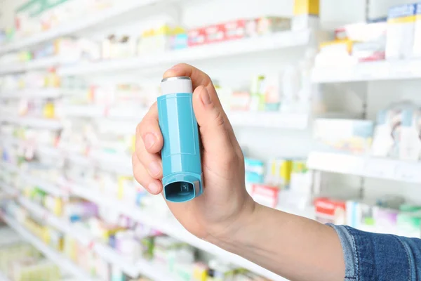 Pojęcie opieki zdrowotnej i astmy. Inhalator gospodarstwa Kobieta w aptece — Zdjęcie stockowe