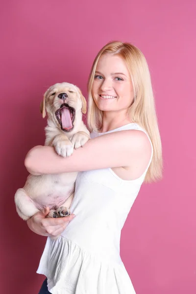 Kvinna med labrador retriever valp — Stockfoto