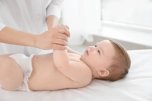 Médico examinando bebê pequeno — Fotografia de Stock