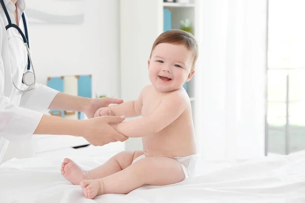 Médico examinando bebê pequeno — Fotografia de Stock